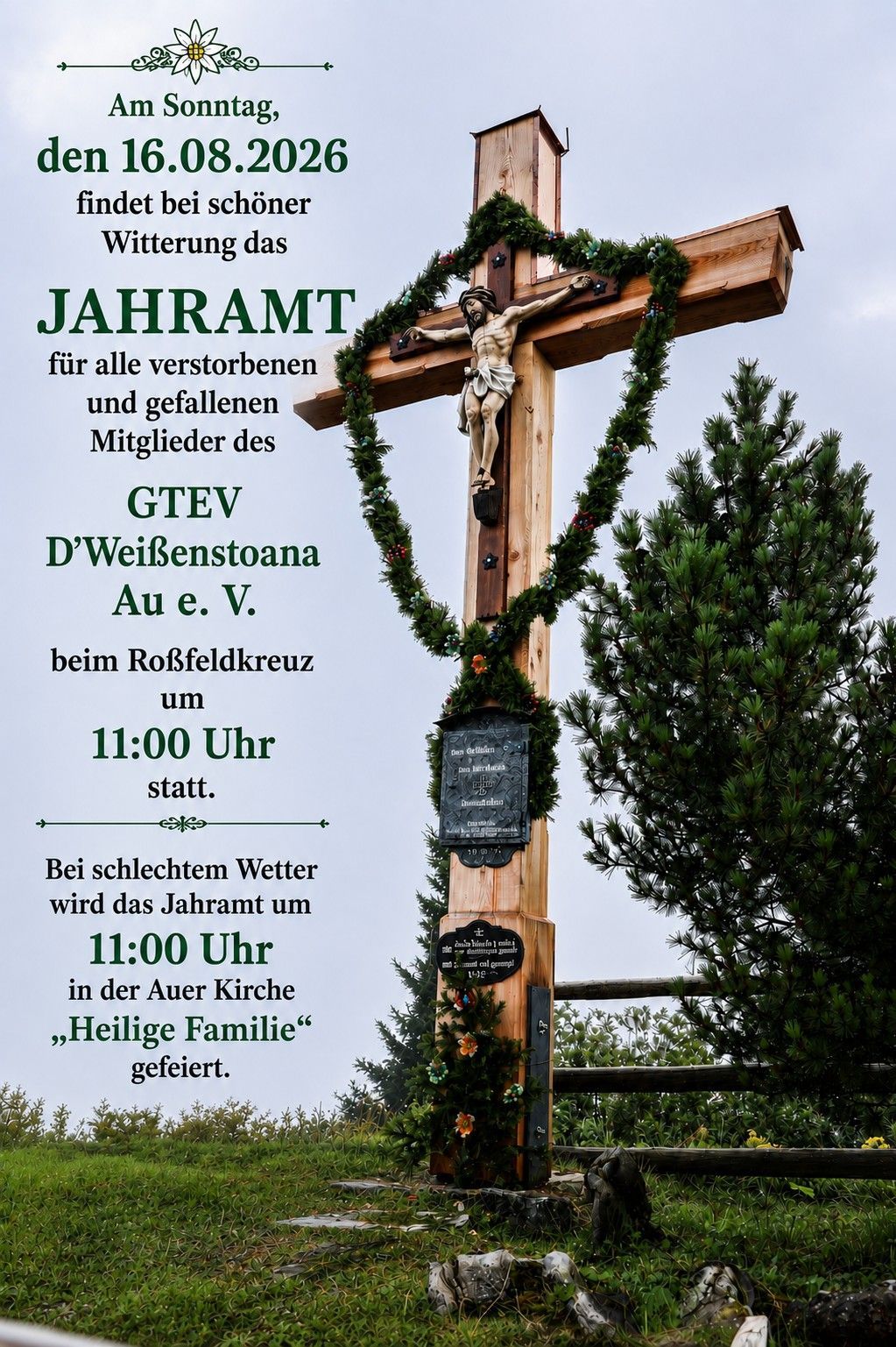 Ein hölzernes Kreuz mit Kränzen steht im Freien. Das Kreuz trägt eine Plakette mit deutschem Text und einer Figur von Jesus Christus. Das Bild enthält einen Zeitplan für eine Gedenkfeier.