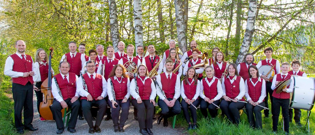 Bild enthält, People, Person, Group Performance, Music Band, Musician, Groupshot, Adult, Male, Man, Shoe