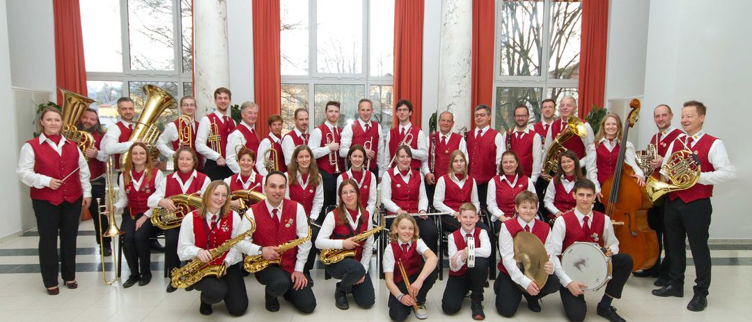 Bild enthält, People, Person, Group Performance, Music, Music Band, Musical Instrument, Musician, Adult, Male, Man