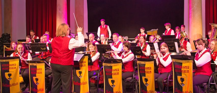 Bild enthält, Group Performance, Music, Music Band, Musician, Performer, Person, Adult, Female, Woman, Stage