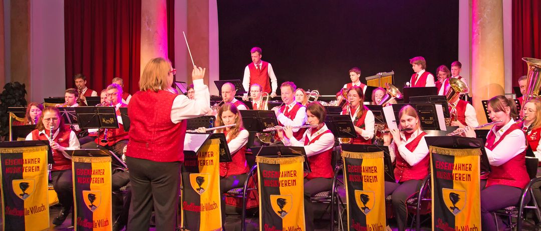 Bild enthält, Group Performance, Music, Music Band, Musician, Performer, Person, Adult, Female, Woman, Stage