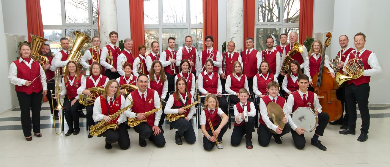 Bild enthält, Group Performance, Music Band, Person, People, Adult, Male, Man, Bride, Female, Woman