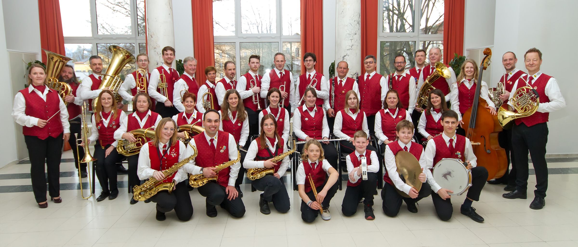 Bild enthält, Group Performance, Music Band, Person, People, Adult, Male, Man, Bride, Female, Woman