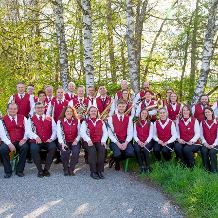 Bild enthält, People, Person, Group Performance, Music Band, Musician, Groupshot, Adult, Male, Man, Shoe