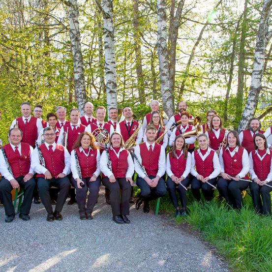 Bild enthält, People, Person, Group Performance, Music Band, Musician, Groupshot, Adult, Male, Man, Shoe
