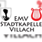 Logo der EMV Stadtkapelle Villach mit einem stilisierten Vogel und einer roten Leier auf weißem Hintergrund.