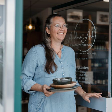 Bild enthält, Adult, Female, Person, Woman, Face, Happy, Head, Smile, Waiter