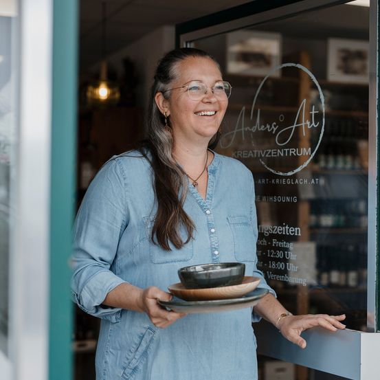 Bild enthält, Adult, Female, Person, Woman, Face, Happy, Head, Smile, Waiter