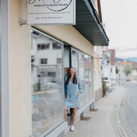 Bild enthält, Shorts, City, Person, Coat, Building, Path, Pants, Shoe, Face, Sleeve
