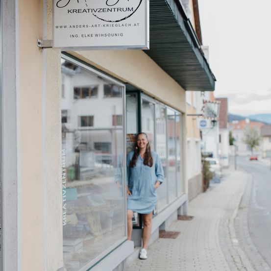 Bild enthält, Shorts, City, Person, Coat, Building, Path, Pants, Shoe, Face, Sleeve
