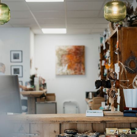 Bild enthält, Interior Design, Wood, Factory, Plywood, Adult, Male, Man, Person, Manufacturing, Workshop