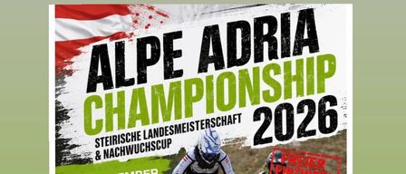 Plakat für die Alpine Adria Meisterschaft 2026, mit Radsportlern in Aktion auf einer Erdstrecke, mit Veranstaltungsdetails und Sponsoren aufgeführt.