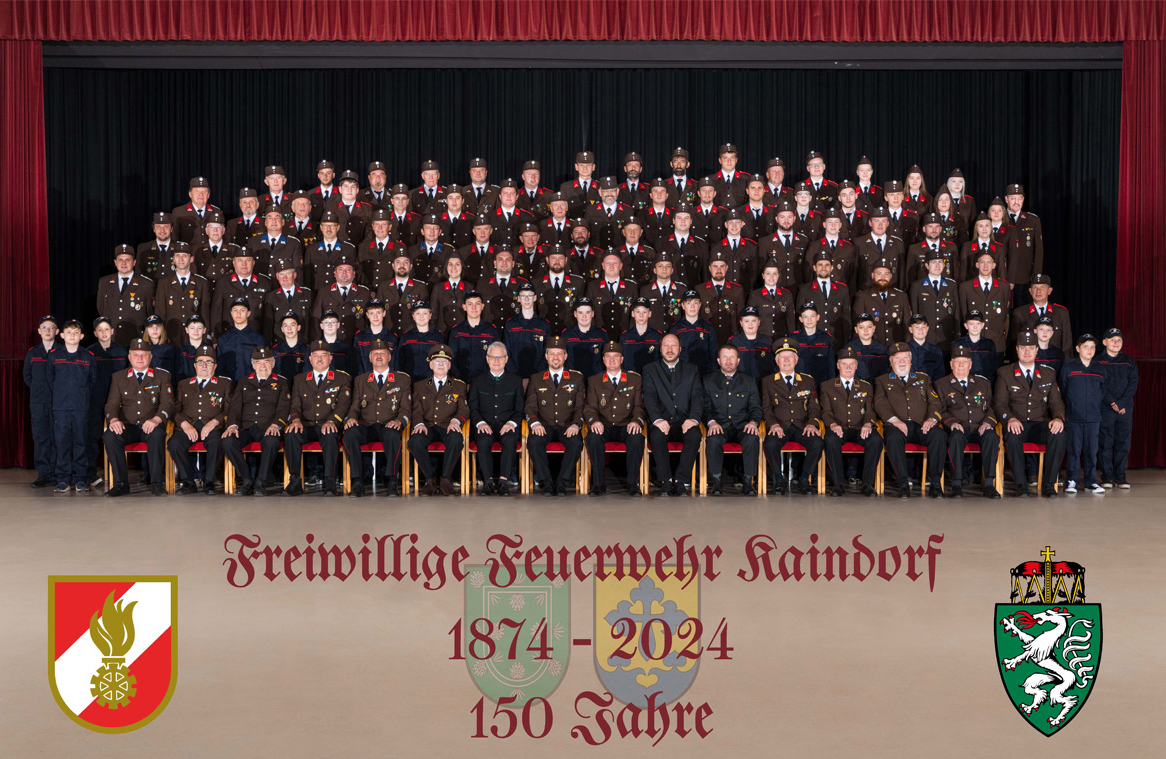 Ein Gruppenfoto einer großen Anzahl uniformierter Personen, vermutlich Feuerwehrleute, zur Feier ihres 150-jährigen Jubiläums, datiert 1874-2024.