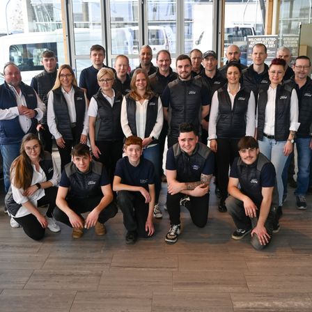 Bild enthält, People, Person, Groupshot, Adult, Male, Man, Jeans, Female, Woman, Shoe