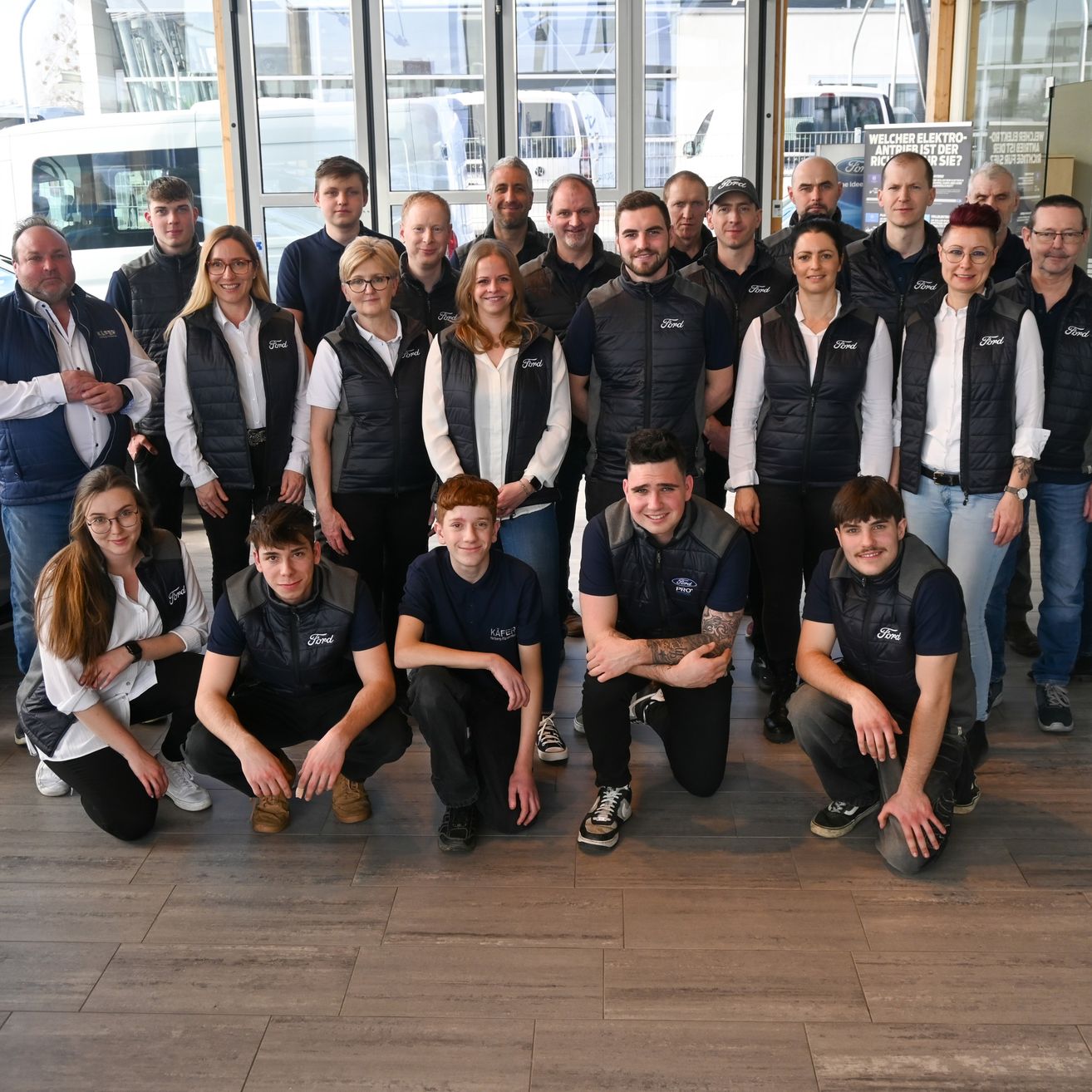 Bild enthält, People, Person, Groupshot, Adult, Male, Man, Jeans, Female, Woman, Shoe