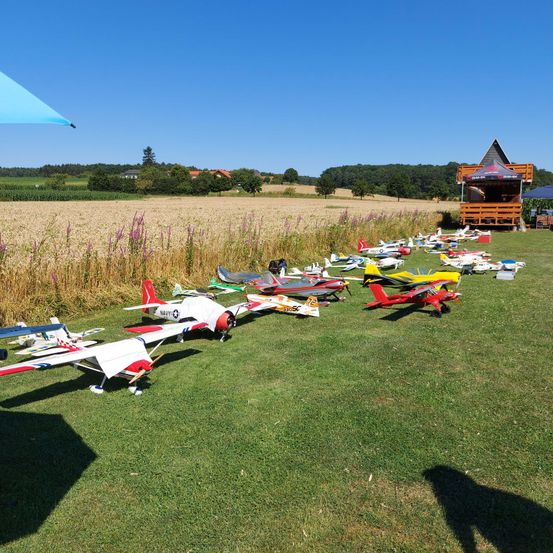 Bild enthält, Airfield, Airport, Grass, Outdoors, Shelter, Aircraft, Airplane, Person, Nature, Boat