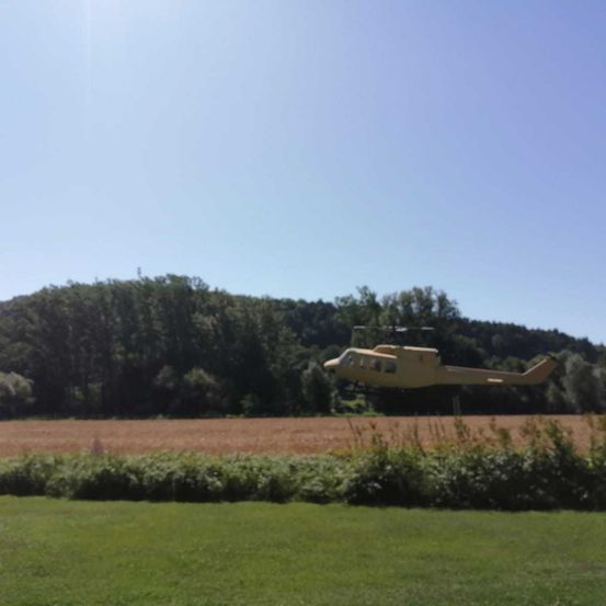 Bild enthält, Airfield, Airport, Grass, Aircraft, Helicopter, Vegetation, Nature, Outdoors, Field, Tree