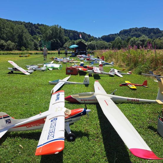 Bild enthält, Airport, Aircraft, Airplane, Vehicle, Airfield, Person, Adventure, Car, Gliding