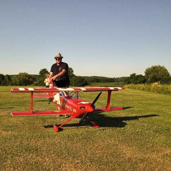 Bild enthält, Airport, Airfield, Aircraft, Airplane, Vehicle, Grass, Plant, Person, Biplane