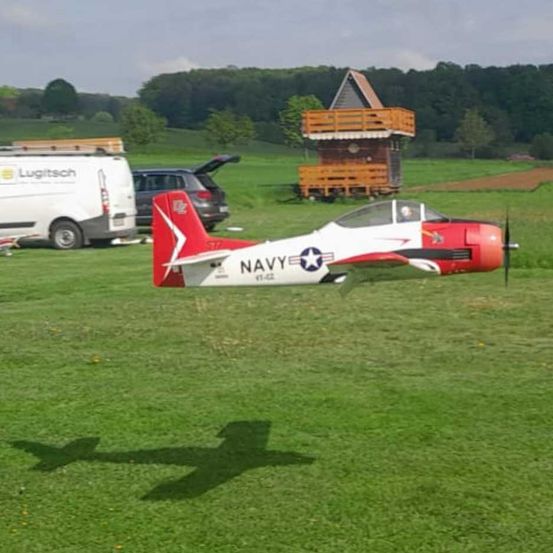 Bild enthält, Airfield, Airport, Grass, Aircraft, Airplane, Vehicle, Car, Wheel, Field, Outdoors