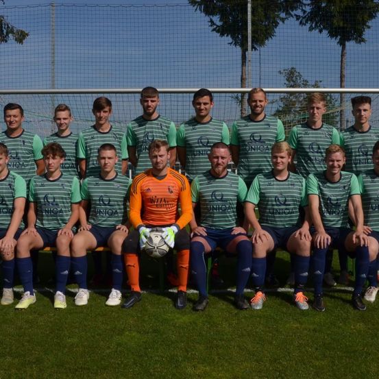 Bild enthält, People, Person, Team, T-Shirt, Grass, Glove, Boy, Male, Teen, Shoe