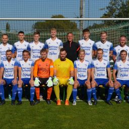 Bild enthält, People, Person, Team, Glove, Adult, Male, Man, Groupshot, Boy, Teen