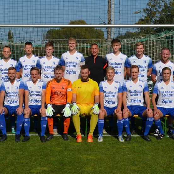 Bild enthält, People, Person, Team, Glove, Adult, Male, Man, Groupshot, Boy, Teen