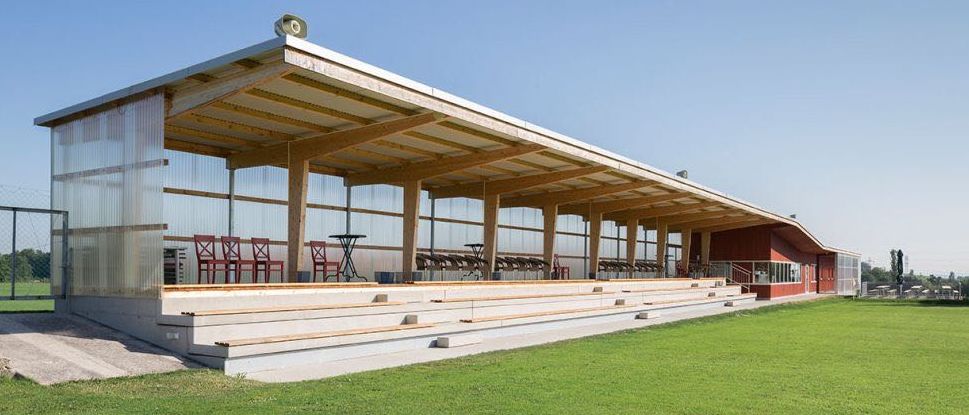 Bild enthält, People, Person, Architecture, Building, Dugout, Sport, Grass, Plant