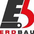 Das E5-Logo mit einem stilisierten 'E' und einer roten 5 symbolisiert die Erdbau-Firma. Unter dem Logo steht der Firmenname in fetter roter und schwarzer Schrift.
