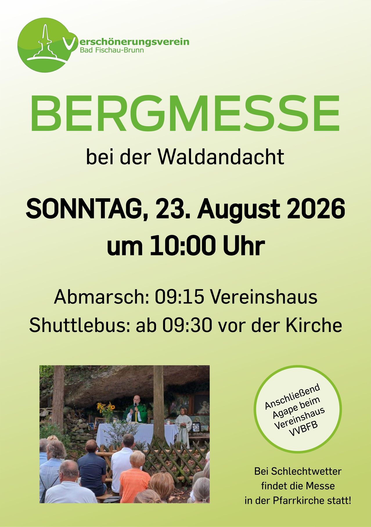 Plakat für eine Bergmesse-Veranstaltung am 23. August 2026 um 10:00 Uhr. Details umfassen einen Startzeitpunkt von 09:15 im Vereinshaus und einen Shuttlebus, der ab 09:30 vor der Kirche verfügbar ist. Ein Bild zeigt einen Priester, der an einem Podium spricht.