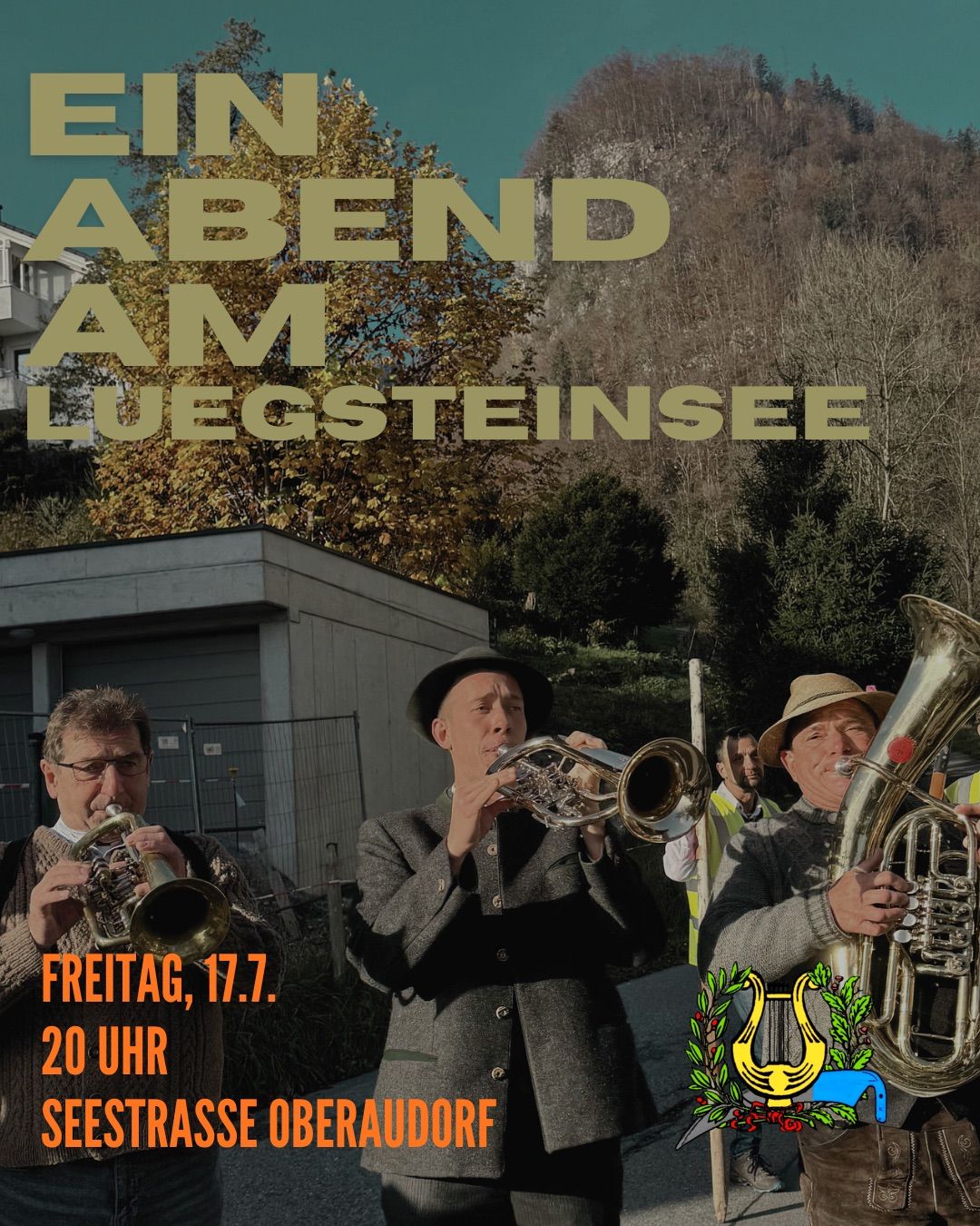 Ein Plakat für eine Abendveranstaltung am Luegsteinsee mit Musikern, die Trompeten und Tuben vor einer Kulisse von Bäumen und Bergen spielen.