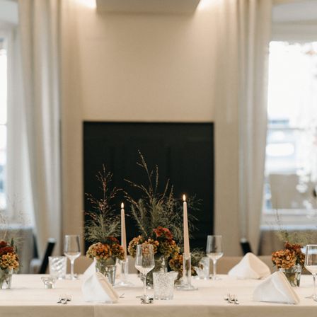 Bild enthält, Flower, Flower Arrangement, Dining Table, Furniture, Table, Dining Room, Indoors, Flower Bouquet, Tabletop, Candle