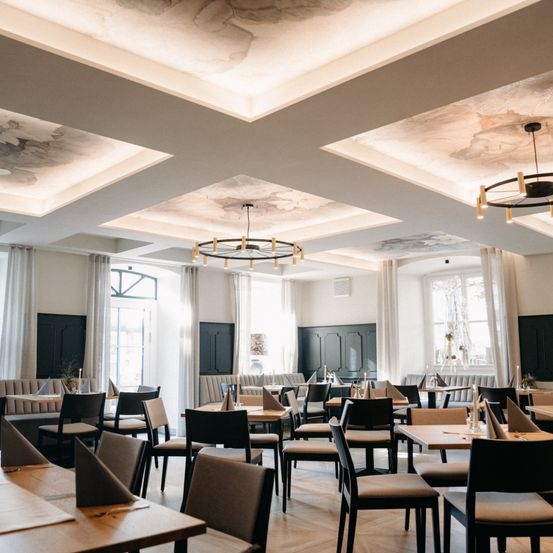 Bild enthält, Dining Room, Dining Table, Indoors, Table, Restaurant, Interior Design, Cafeteria, Cafe, Chair, Chandelier