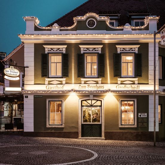 Bild enthält, Path, Cobblestone, Road, Walkway, Building, Floor, City, Hotel, Flagstone, Street