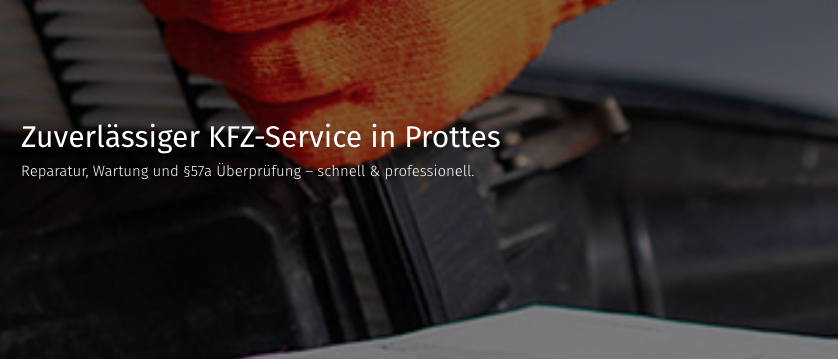 Ein Bild zeigt ein weißes Papier, teilweise geöffnet, auf einem Automotor platziert. Das Wort 'Prottes' erscheint in großen schwarzen Buchstaben über dem Papier. Ein gelbes Objekt ist teilweise im oberen linken Bereich sichtbar.