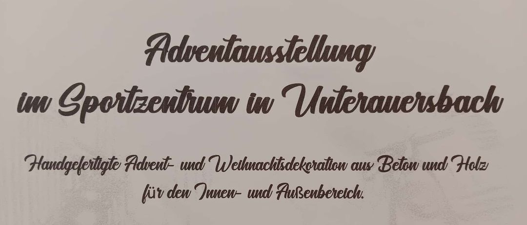 Eine Ankündigung für eine Adventsausstellung in einem Sportzentrum, mit einer Advents- und Weihnachtsdekoration aus Filz und Garn für den Innen- und Außenbereich. Termine und Zeiten sind Samstag, 22. November 2025, von 14:00 bis 18:00 Uhr, und Sonntag, 23. November 2025, von 10:00 bis 17:00 Uhr. Brigitte und Ingrid freuen sich auf Ihren Besuch.