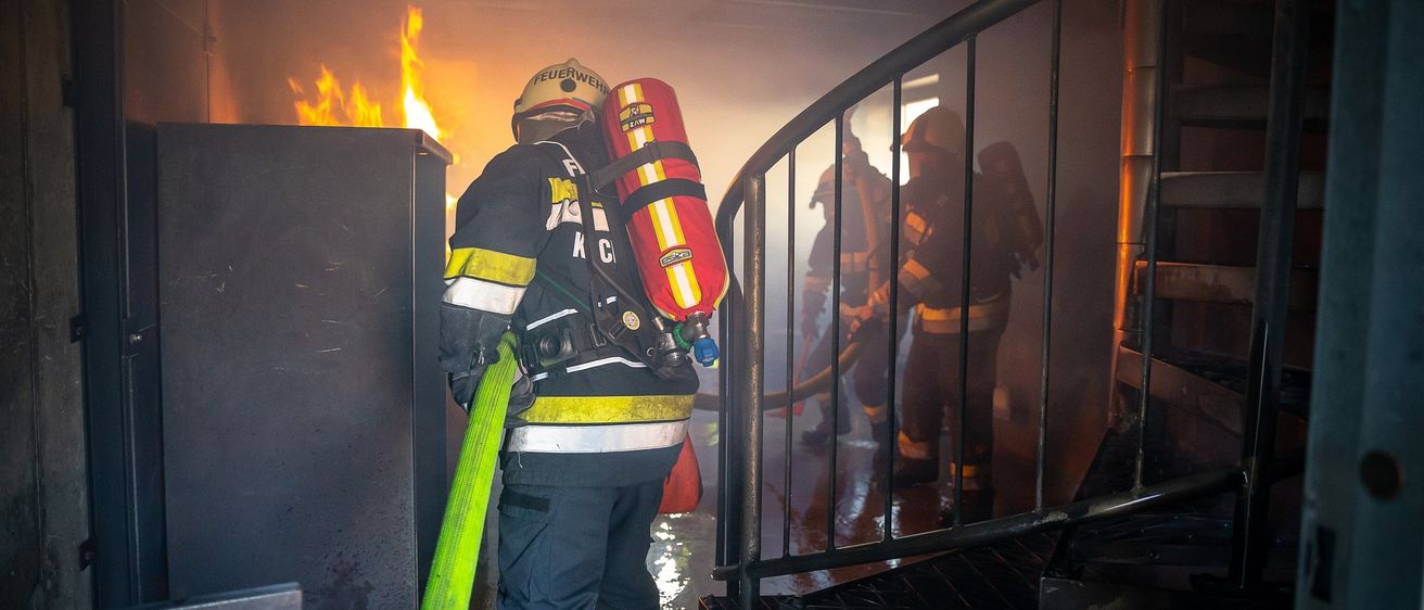 Bild enthält, Adult, Male, Man, Person, Extinguishing Fire, Fire