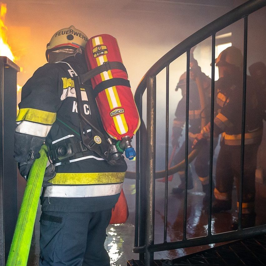 Bild enthält, Adult, Male, Man, Person, Extinguishing Fire, Fire