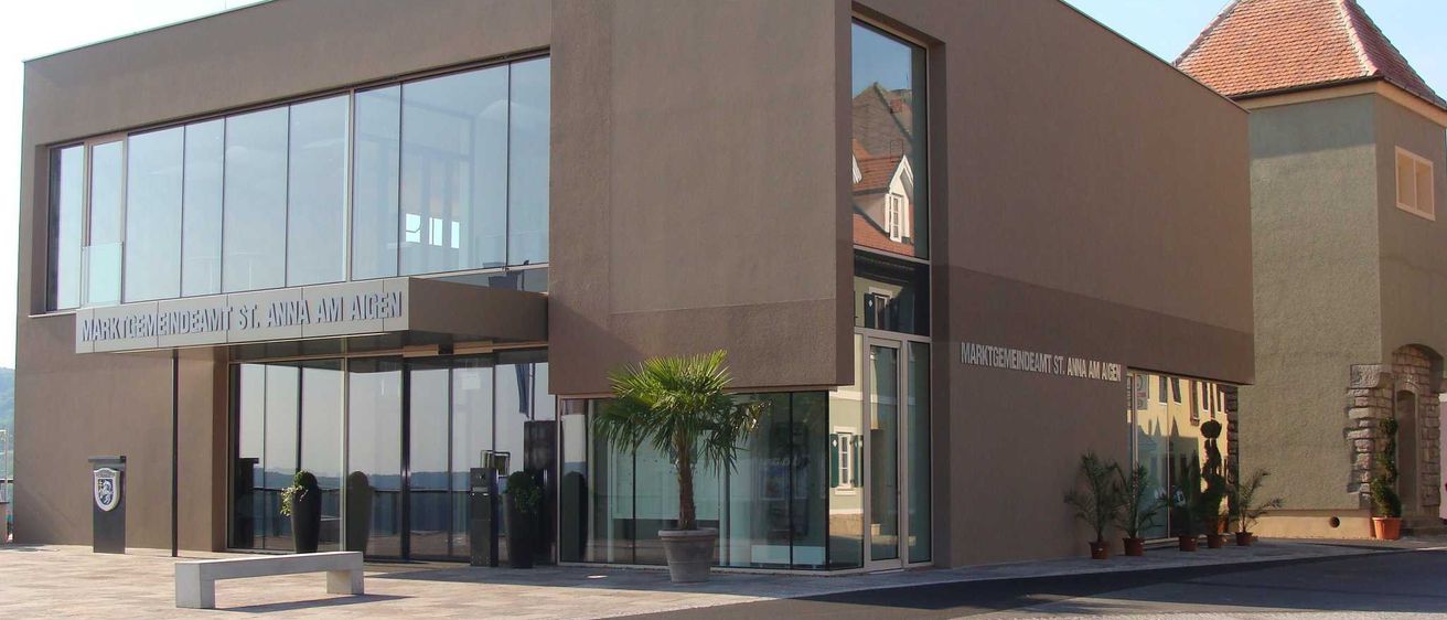 Bild enthält, Building, Office Building, Convention Center, Bench, City, Plant, Urban