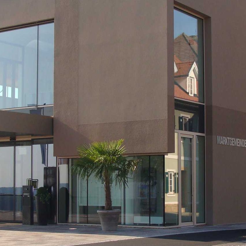 Bild enthält, Building, Office Building, Convention Center, Bench, City, Plant, Urban