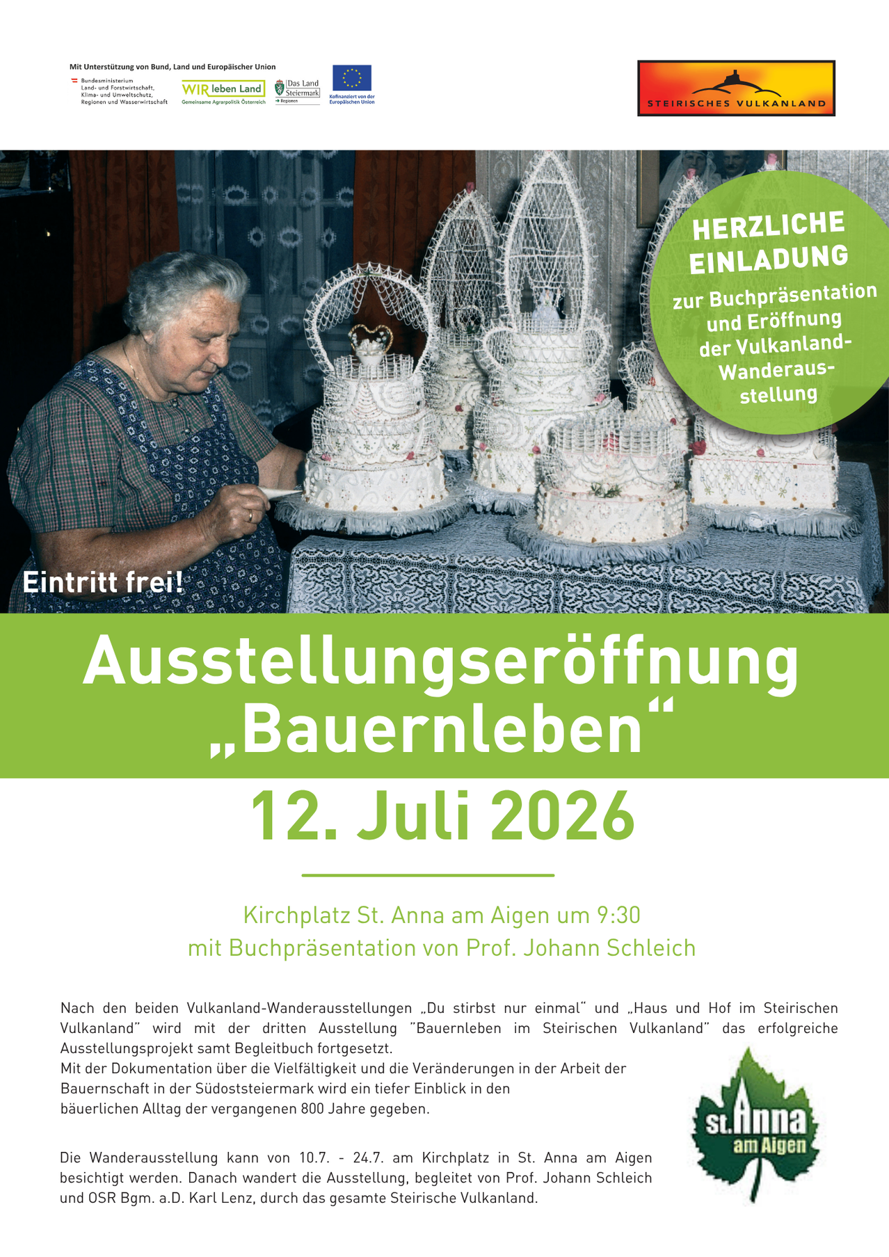Ein Plakat zur Ausstellungseröffnung. Eine ältere Frau dekoriert einen Kuchen. Grüner Text lautet 'Herzliche Einladung zur Buchpräsentation und Eröffnung der Vulkanland-Wanderausstellung'. Darunter 'Eintritt frei!' und 'Ausstellungseröffnung Bauernleben 12. Juli 2026'.