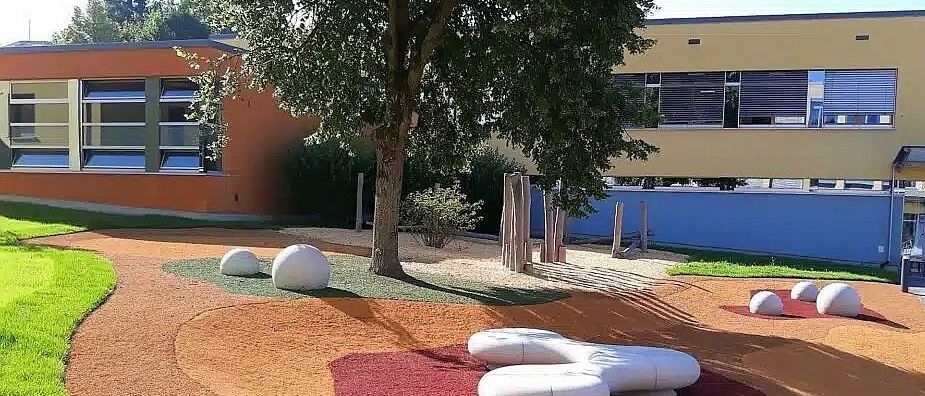 Bild enthält, Grass, Outdoors, House, Housing, Villa, Sycamore, Tree, Nature