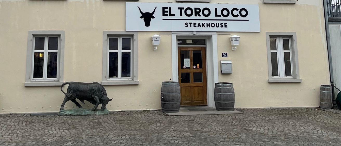 Bild enthält, Building, Shelter, Road, Monastery, Hotel, City, Street, Factory, Tarmac, Inn