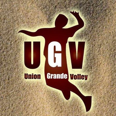 Das Bild zeigt das Logo von Union Grande Volley, mit einer Person in Sprunghaltung und den Buchstaben UGV prominent dargestellt. Der Hintergrund ist sandfarben.