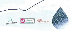 Eine Karte mit einem Weg, der als 'Quellstub Hochwiese' gekennzeichnet ist und zur 'Hochbehälter Schläppersiedlung' führt, markiert mit 'Start' und '1', '2'. Logos für 'Frantschach-St.Gertraud', 'Neue Mittelschule St.Gertraud' und 'Karnten Wasser.rs' sind vorhanden.