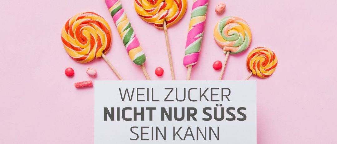 Ein Plakat für kostenlose Diabetes-Vorträge. Das Plakat zeigt bunte Lutscher, einen rosa Hintergrund und einen Spruch 'Weil Zucker nicht nur süß sein kann'. Der Text 'Diabetes verstehen und vorbeugen' ist prominent angezeigt. Die Veranstaltung ist für Dienstag, den 25. November 2025, um 18:00 Uhr geplant.