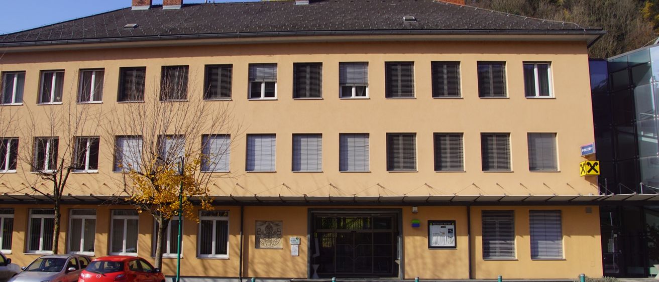 Bild enthält, City, Road, Building, Office Building, License Plate, Car, Tarmac, Neighborhood, Alloy Wheel, Urban