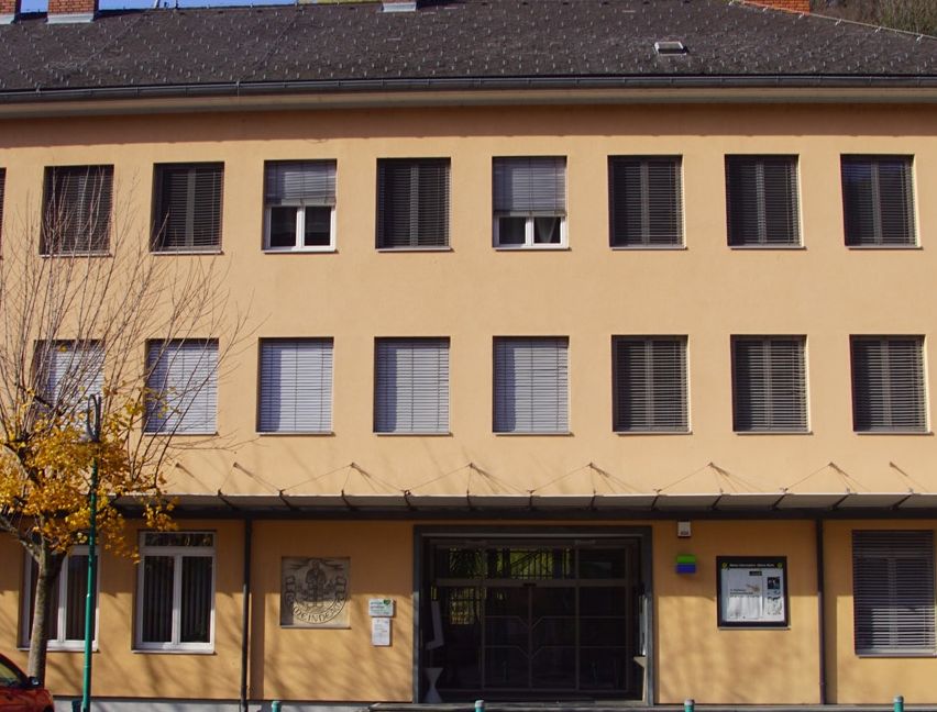 Bild enthält, City, Road, Building, Office Building, License Plate, Car, Tarmac, Neighborhood, Alloy Wheel, Urban