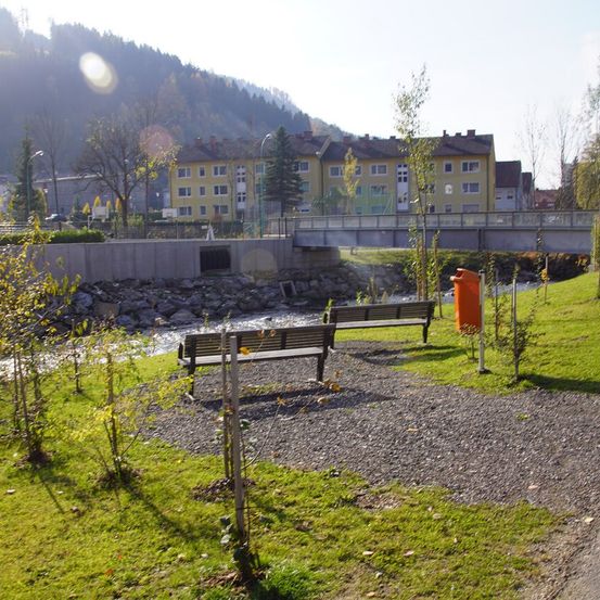 Bild enthält, Grass, Outdoors, Park, Bench, Furniture, Scenery, Building, Tree, City, Road