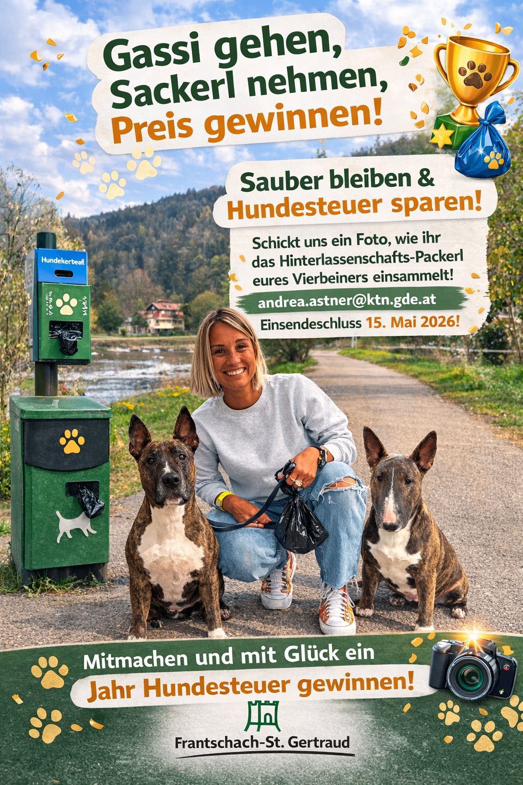 Eine Frau mit zwei Hunden bei einem Abfallbehälter ermutigt andere, bis zum 15. Mai 2026 ein Foto ihrer Hundekotbeutel einzureichen. Der Behälter hat einen Pfotenabdruck und einen grünen Beutel für Hundekot.